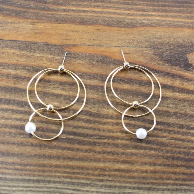 Pretty Persuasions Looped Pearl Earrings (Gold)